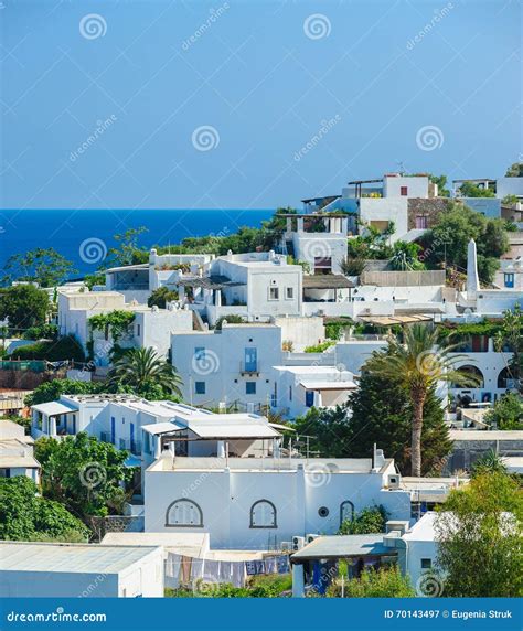 Panarea vista desde el mar con casas blancas y aguas turquesas