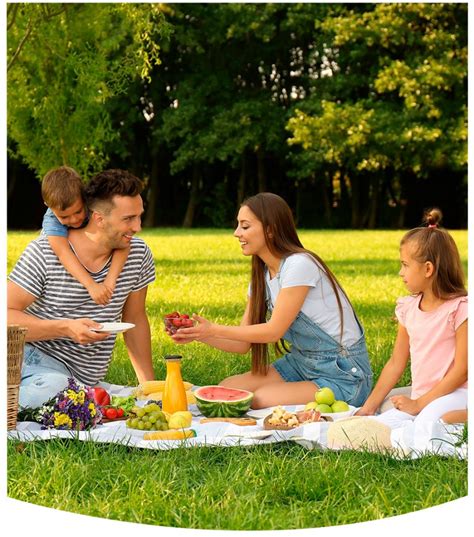 Fotografía de una familia compartiendo un momento de ocio, representando la unidad y el apoyo mutuo.