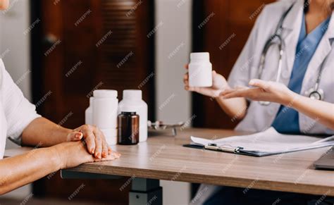 Químico farmacéutico explicando la dosificación de medicamentos a un paciente