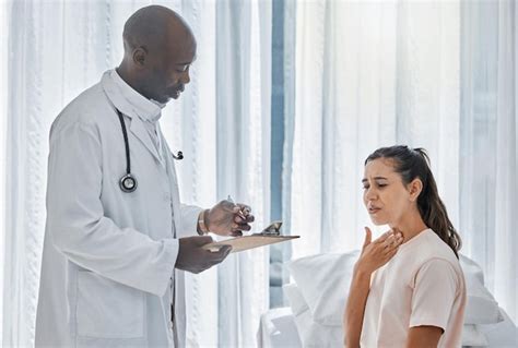 Paciente sonriendo y hablando con un profesional de la salud