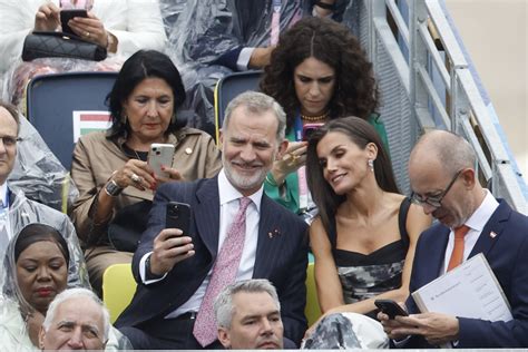 Foto de la ceremonia de inauguración con autoridades, personal y residentes del ELEAM Fundación Emilio Trivelli San Felipe