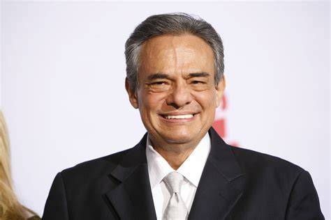 Foto de José José sonriendo, posiblemente en un contexto de recuperación o entrevista