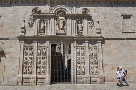 Foto de una Puerta Santa de una basílica siendo abierta o ya abierta
