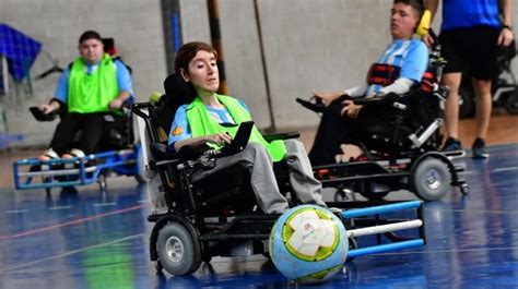 Infografía con iconos representando las diferentes modalidades de fútbol adaptado: fútbol en silla de ruedas eléctrica, fútbol-7, fútbol-5, fútbol sala para discapacidad intelectual y fútbol de amputados.