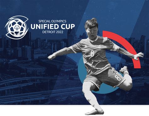 Fotografía de un partido de Deportes Unificados, mostrando a atletas con y sin discapacidad jugando juntos en el mismo equipo.