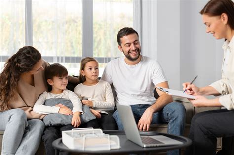 familia tutora y estudiante conversando