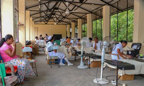Foto temática: Centro de salud rural mostrando signos de saturación