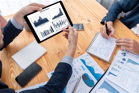 Equipo de profesionales de Cuprum analizando datos financieros