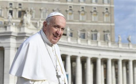 Papa Francisco dialogando y sonriendo con personas mayores