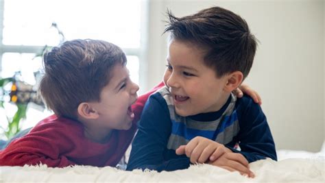 Foto temática: Hermanos interactuando con amor y apoyo