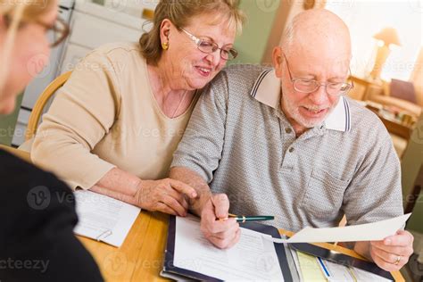 Foto: Adultos mayores revisando documentos de pensión