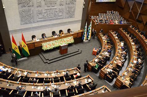 Foto del enfrentamiento entre la policía y funcionarios públicos en la Asamblea Legislativa de Sao Paulo