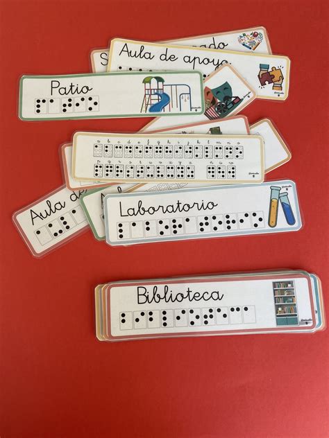 Ejemplo de etiquetas en braille en objetos cotidianos