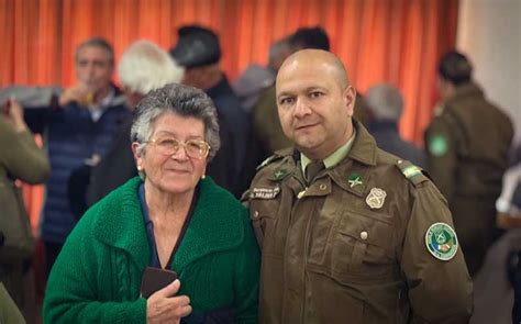 Carabineros capacitando a personas mayores en seguridad