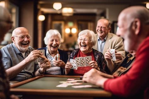 Adultos mayores jugando a las cartas en una mesa
