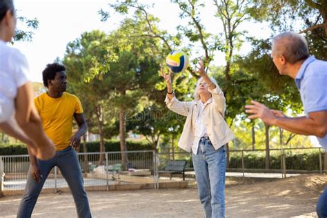 Adultos mayores jugando petanca al aire libre