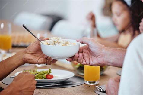 Foto de personas mayores compartiendo una comida saludable
