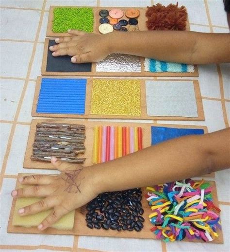 Niña con discapacidad visual tocando diferentes texturas en una mesa de exploración sensorial.