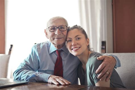 Pareja con diferencia de edad mostrando afecto