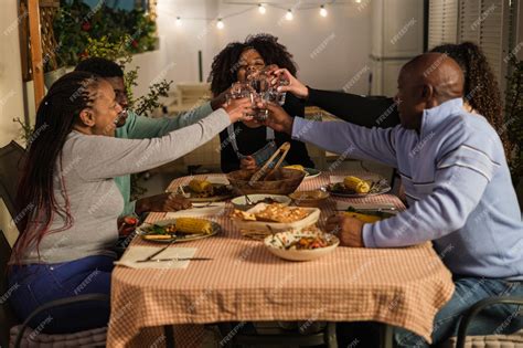 Familia intergeneracional compartiendo en casa