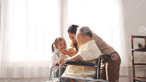 Familia unida cuidando al adulto mayor