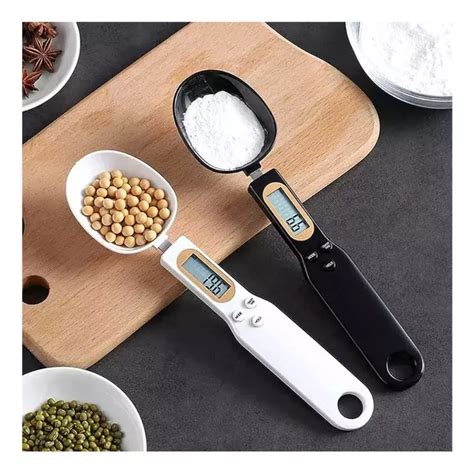 Ilustración comparando una cuchara de cocina normal con una cuchara medidora y una jeringa oral para la administración de medicamentos pediátricos.