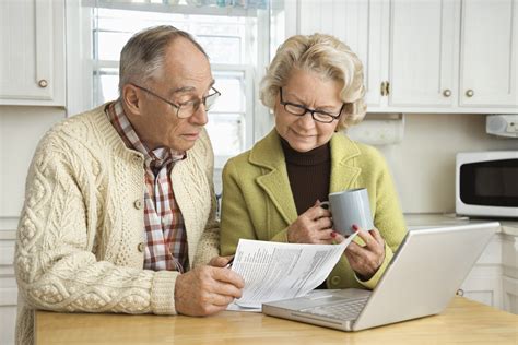 Pensionista consultando información sobre pensiones en un ordenador
