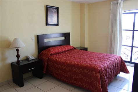 Foto interior de una habitación individual sencilla y limpia