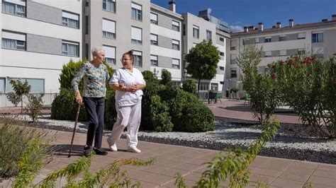 Foto exterior de una residencia para mayores con jardines