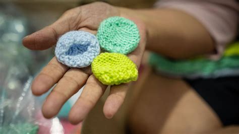 Ropa diminuta y miniataúdes para despedidas neonatales