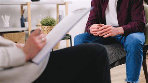 Imagen de una persona adulta en una sesión de terapia, conversando con un profesional de la salud mental