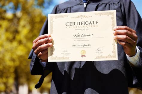 Fotografía temática: Persona joven con diploma o título universitario, simbolizando independencia económica