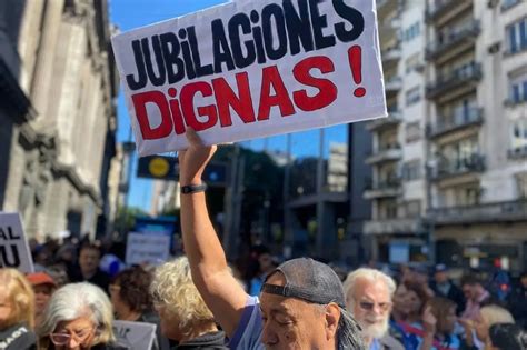 Fotografía: Manifestación de jubilados municipales en Argentina reclamando por sus derechos.