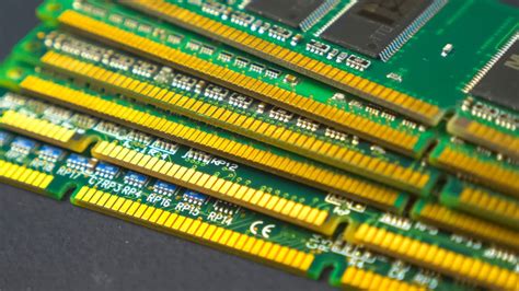 Foto detallada de módulos de memoria RAM DDR2 y ranuras de instalación en una placa base de portátil