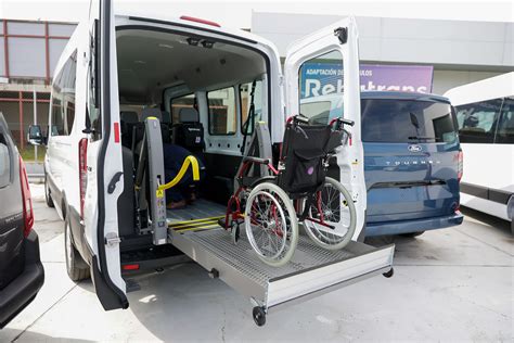 Fotografía de un furgón inclusivo con rampa automatizada
