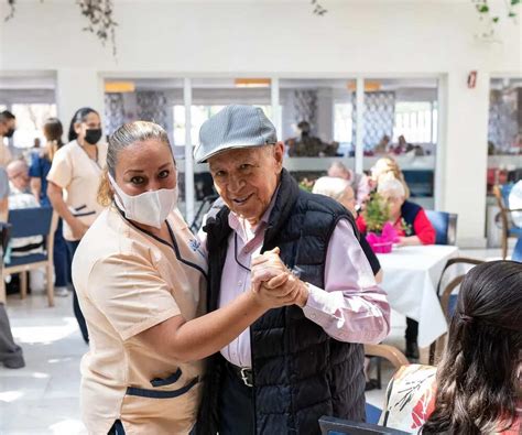 Foto de un adulto mayor en un ambiente de asilo en Puerto Rico