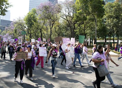 Foto de miles de manifestantes marchando en una calle, con pancartas del movimiento NO+AFP