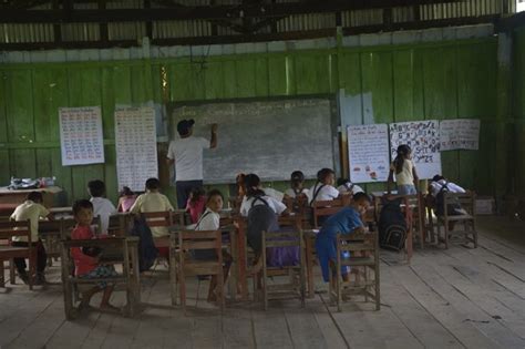 Fotografía: Aula de escuela rural con diversidad de estudiantes