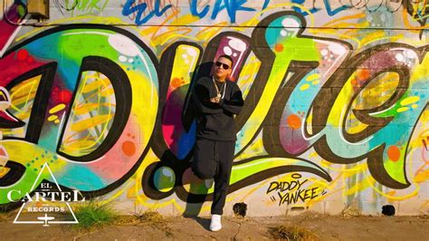 Daddy Yankee posando con el logo de 