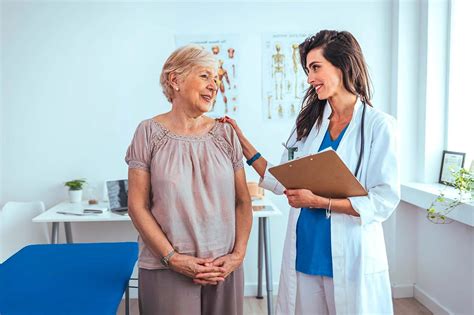 Foto de un geriatra interactuando con un paciente mayor en un consultorio, con un ambiente de confianza.