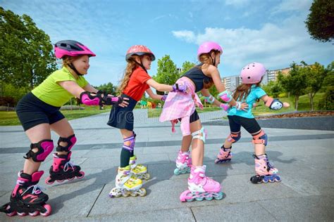 Adultos mayores patinando en un parque soleado