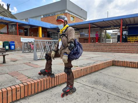 Rafael Enrique Gómez de 72 años con sus patines y equipo de protección