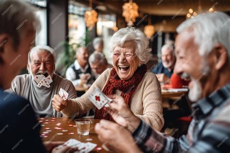 Foto de grupo de adultos mayores disfrutando de una actividad recreativa al aire libre