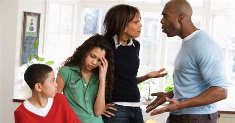 Foto de una familia en una discusión, representando un conflicto intergeneracional