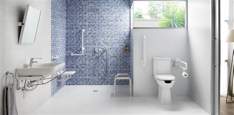Diseño de baño accesible para adultos mayores con lavamanos suspendido, sanitario de altura especial y barras de apoyo