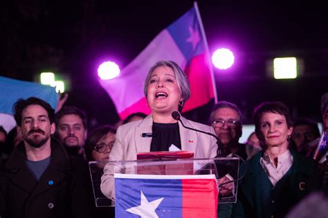 Foto de ministros Jeannette Jara y Mario Marcel celebrando con parlamentarios en Valparaíso tras la votación de la reforma de pensiones