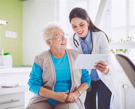 Ilustración que representa la comunicación entre el equipo médico y la familia, simbolizando la toma de decisiones compartida.