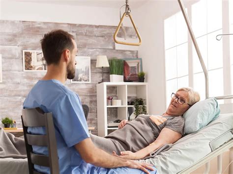 Infografía con los pilares de los cuidados paliativos: alivio del dolor, apoyo emocional, social y espiritual.