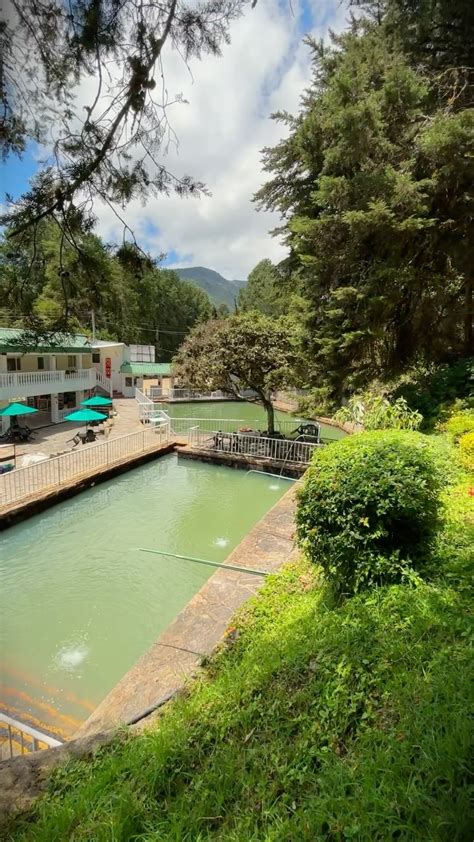 fotografía de piscinas termales accesibles rodeadas de naturaleza