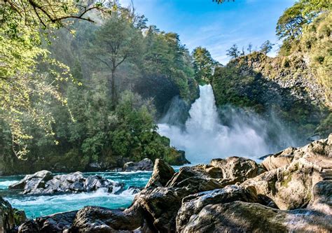 fotografía de un paisaje del Parque Nacional Huilo Huilo con sendero accesible